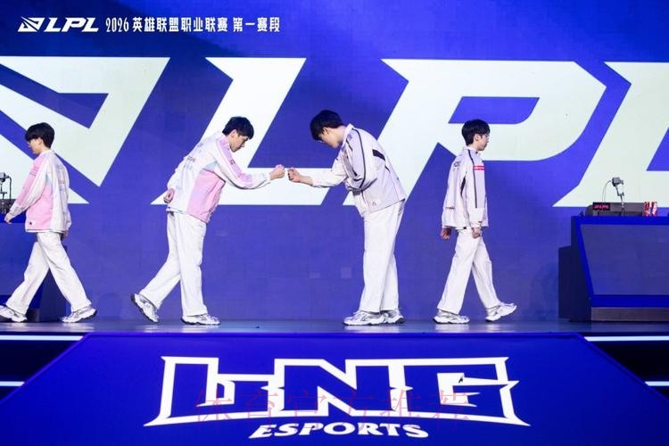 LPL官方发布JDG赛后返图：信念为舟，扬帆直前行！